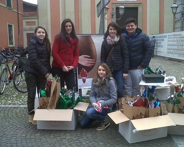 16 Marzo 2013: i ragazzi dell’INTERACT vendono le uova di Pasqua - ROTARY CLUB di CENTO