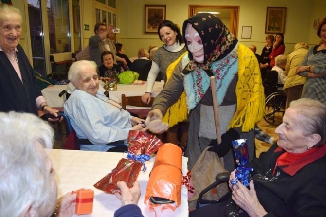 Martedì 06 Gennaio  2015:  Befana al Pensionato Cavalieri - ROTARY CLUB di CENTO