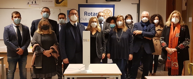 Mercoledì 11 Novembre: donazione alle scuole Malpighi Renzi - ROTARY CLUB di CENTO