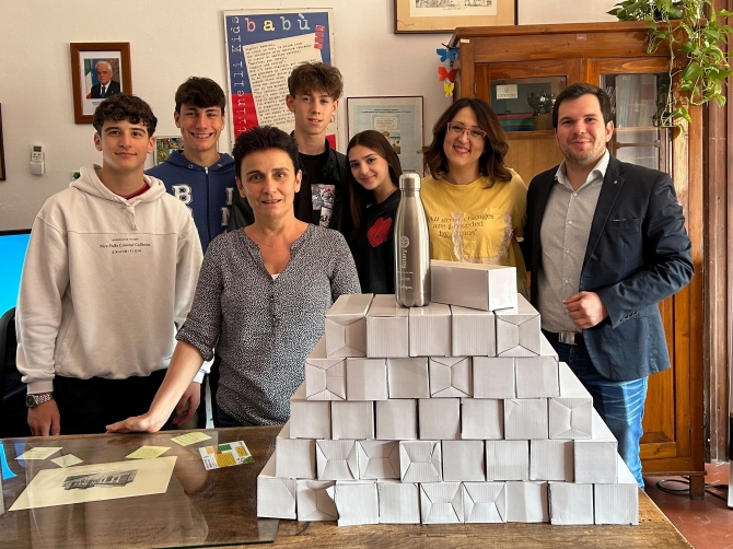 29/05/2023: Consegna borracce alle scuole Taddia di Cento - ROTARY CLUB di CENTO